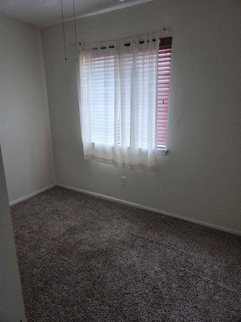 2 rooms available at 206 jason dr