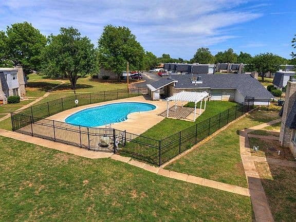 2 rooms available at 206 jason dr
