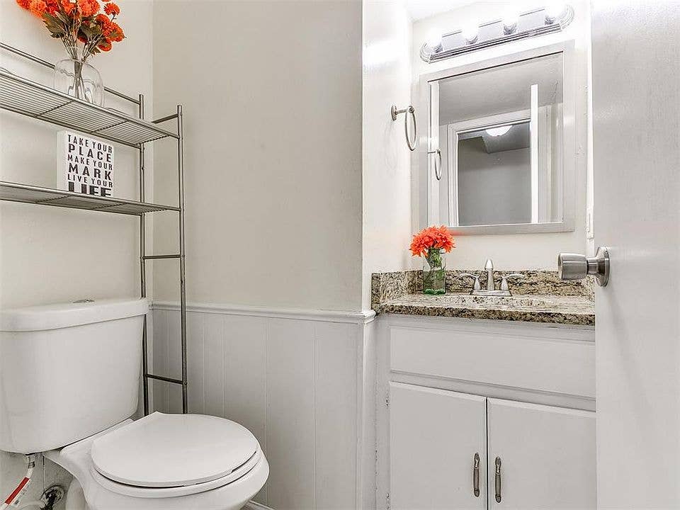 2 rooms available at 206 jason dr