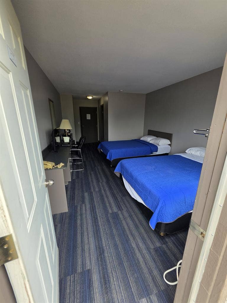 $900 Privet Room, Privet entrance