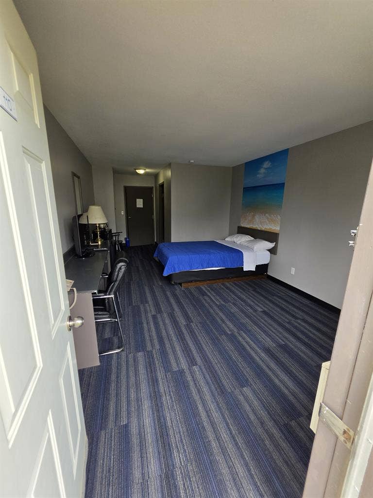 $900 Privet Room, Privet entrance