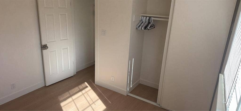 The room it’s avilable immediately