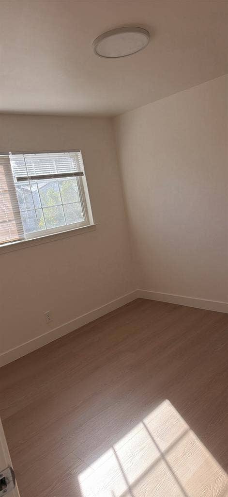 The room it’s avilable immediately