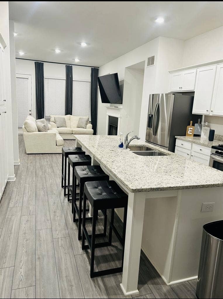 Has access to entire house
