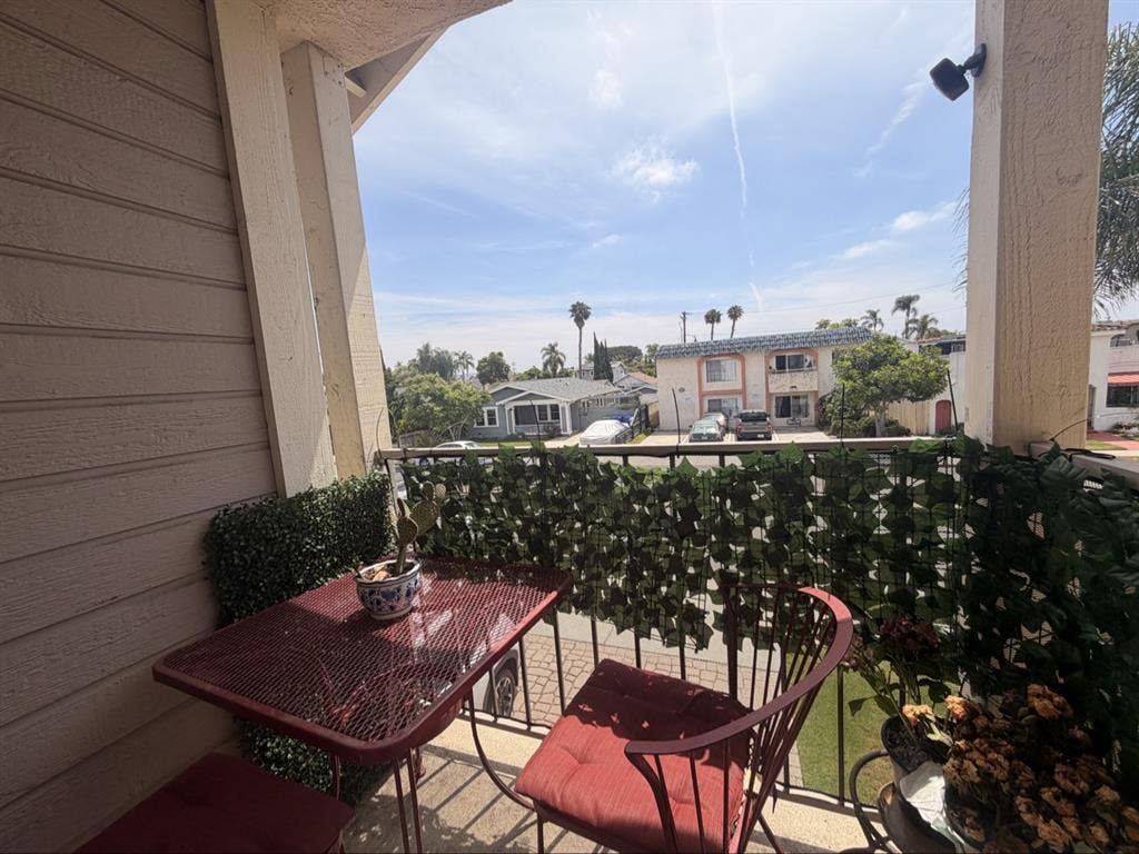 Seeking one roommate in Kensington