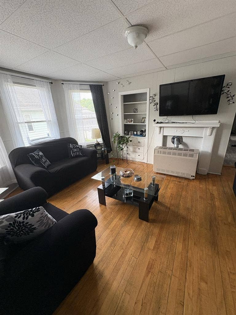 Need 2 roommates