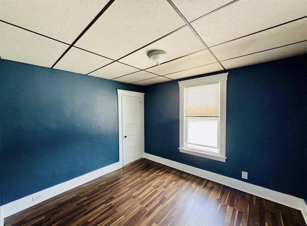 Need 2 roommates