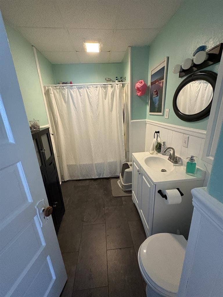 Need 2 roommates