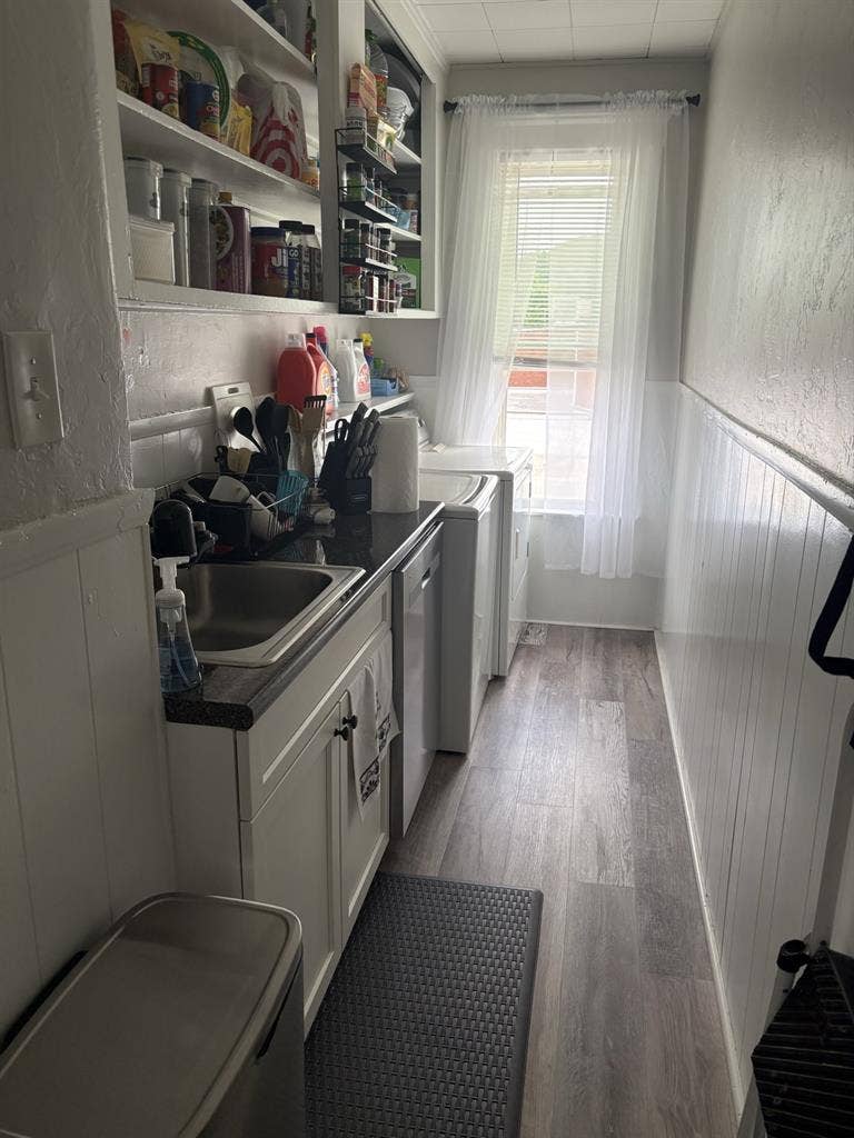 Need 2 roommates