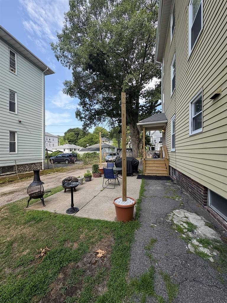 Need 2 roommates