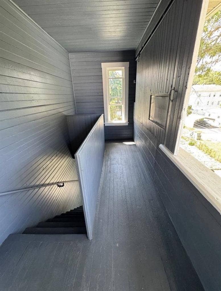 Need 2 roommates