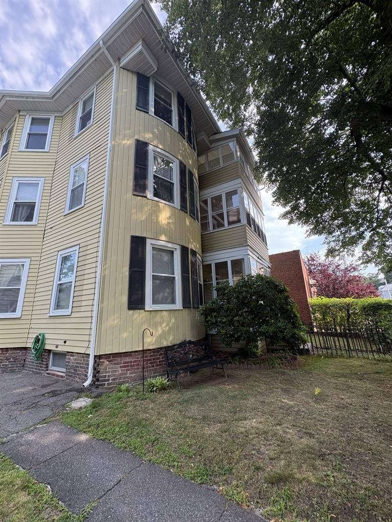 Need 2 roommates