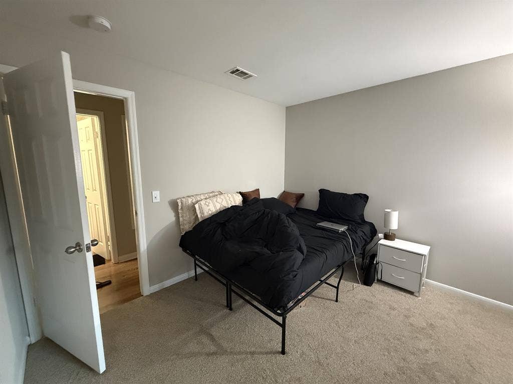 A room in 2b2b apartment