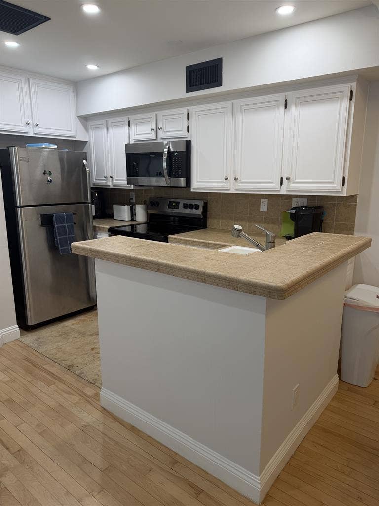 Desirable room w/private bath 90025