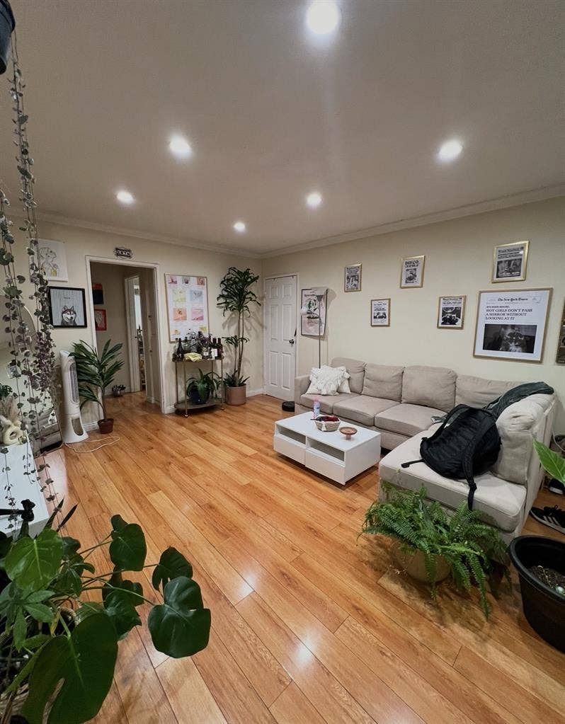 Room available in East Hollywood!✨