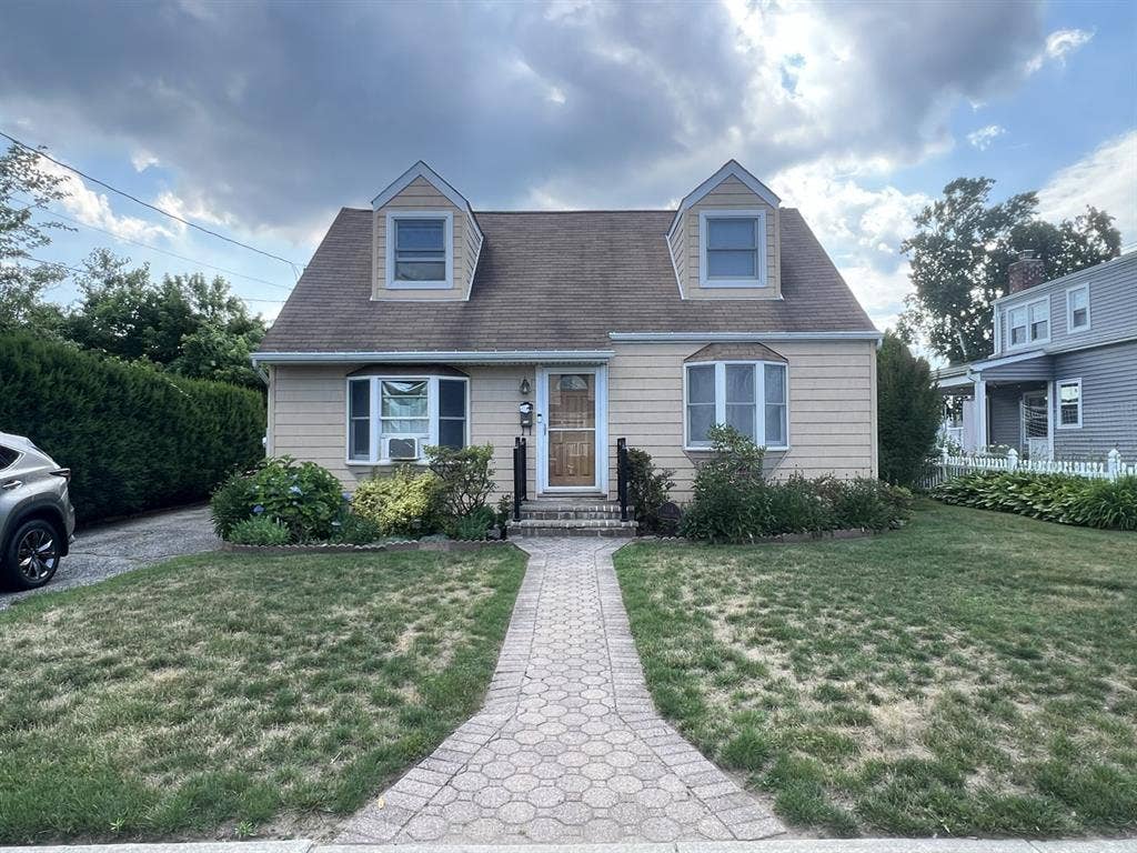 Looking for two new roommates!