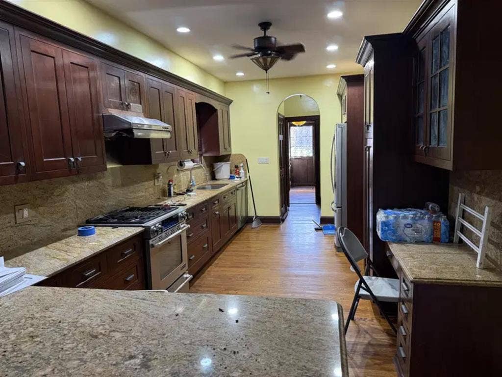 MASTER BEDROOM AND PRIVATE BATHROOM