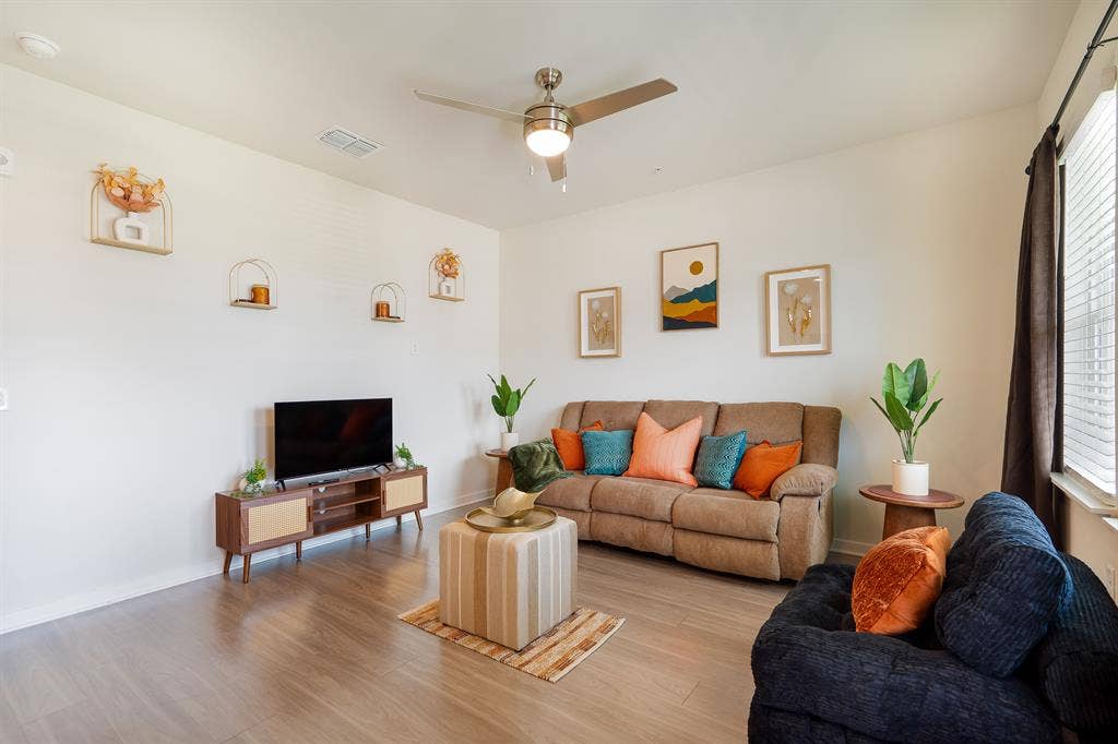 Designer Furnished 2-bedrm Apartmen