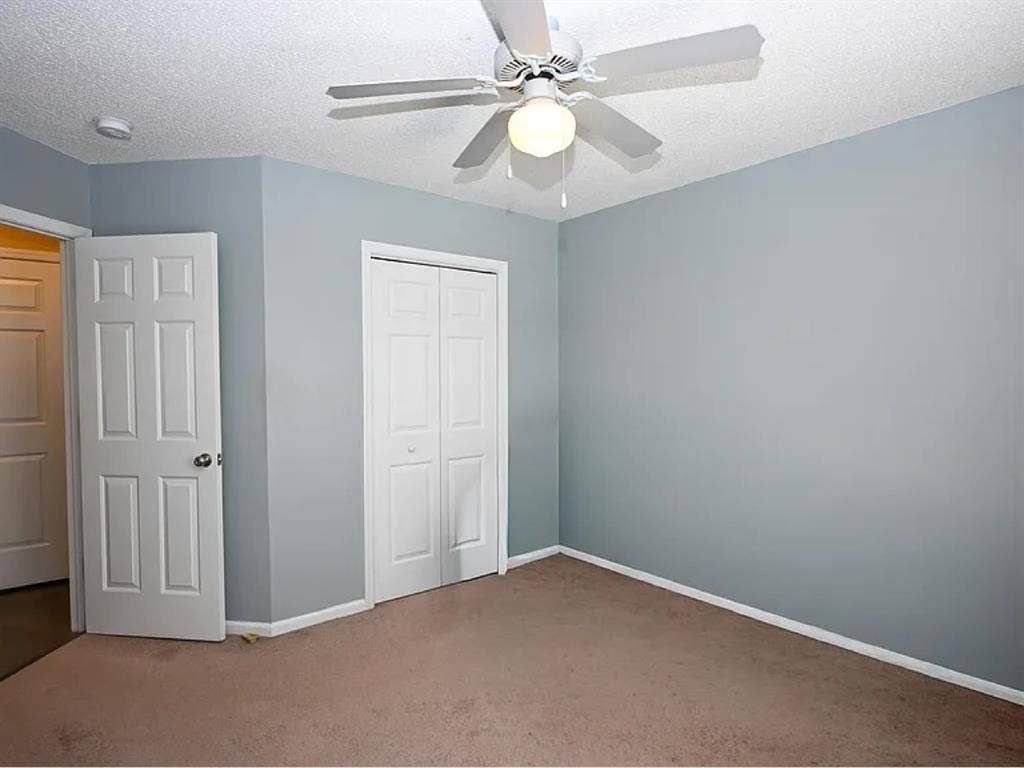 Looking for roommate