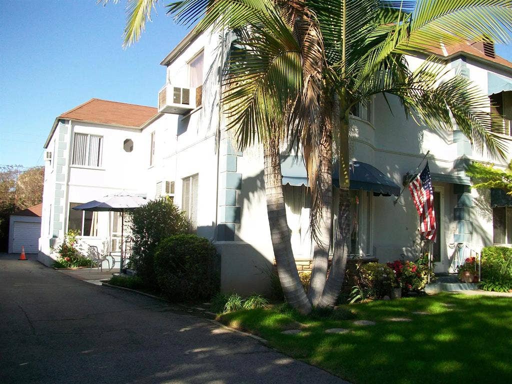 Furnished 2BR Vintage Apartment