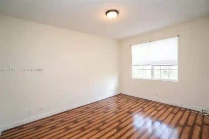 Large room in 4 story Townhouse