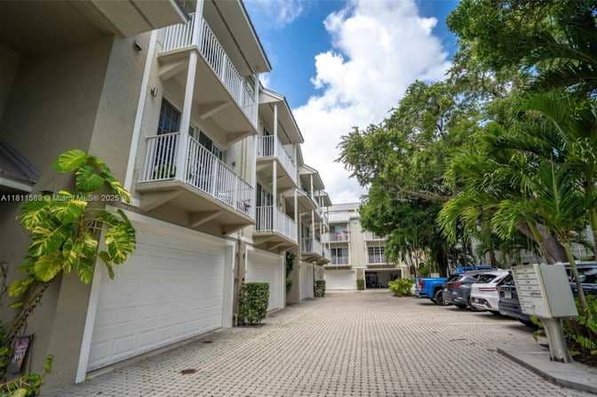 Large room in 4 story Townhouse