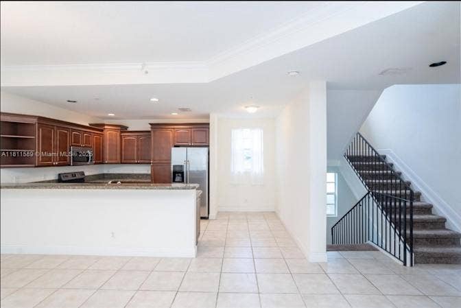 Large room in 4 story Townhouse