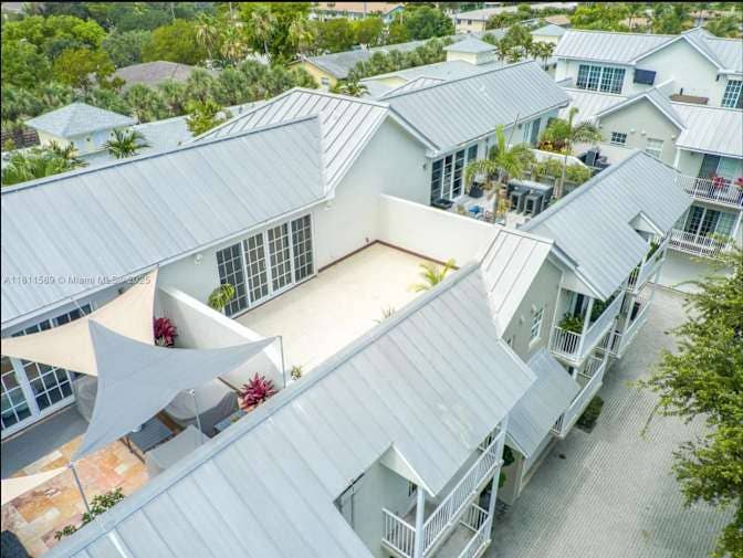 Large room in 4 story Townhouse