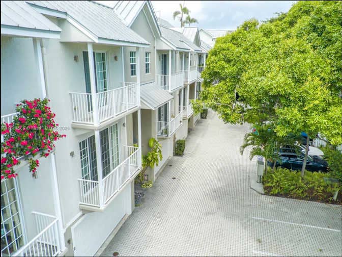 Large room in 4 story Townhouse