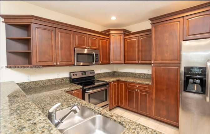 Large room in 4 story Townhouse