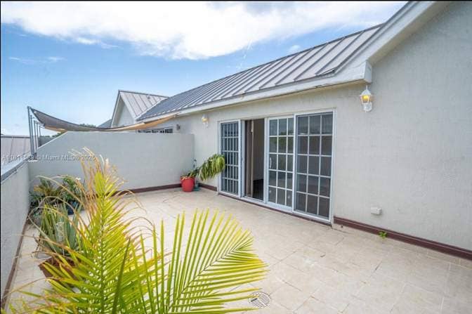 Large room in 4 story Townhouse