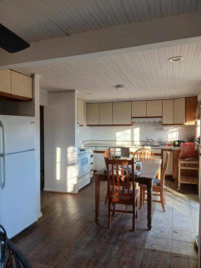 Looking for 2 roommates