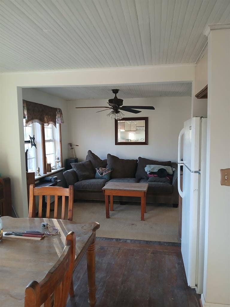 Looking for 2 roommates