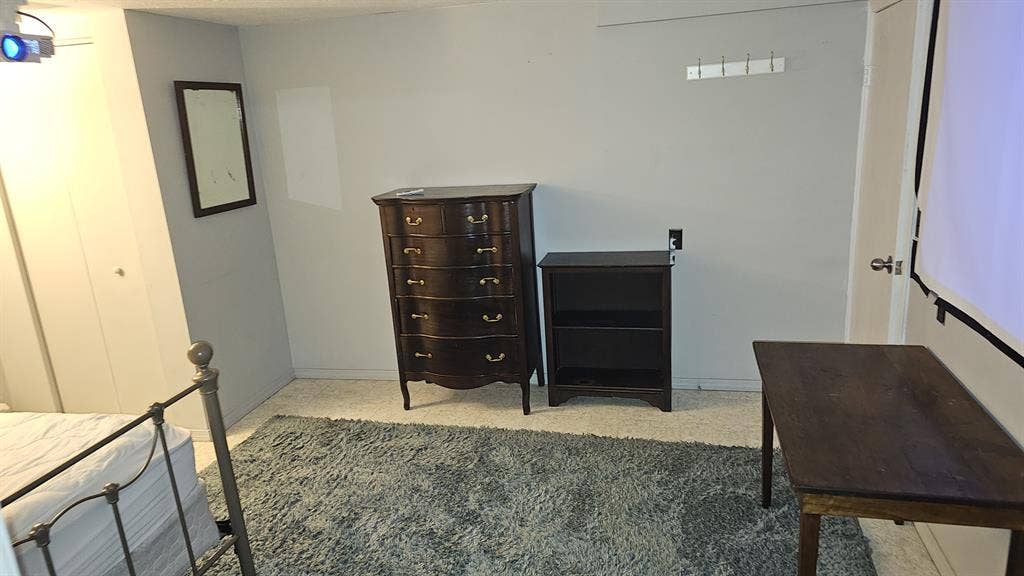 800 spare room in Milton