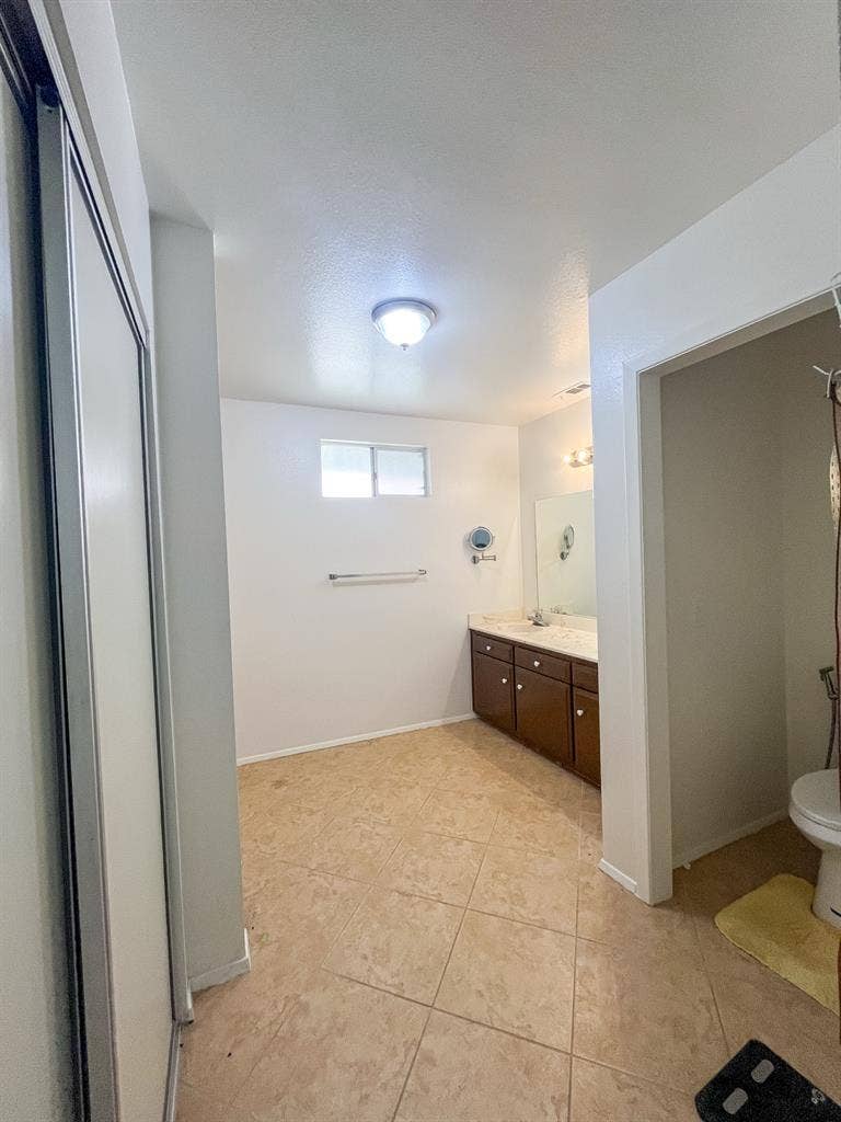Master bedroom w/ en-suite bath