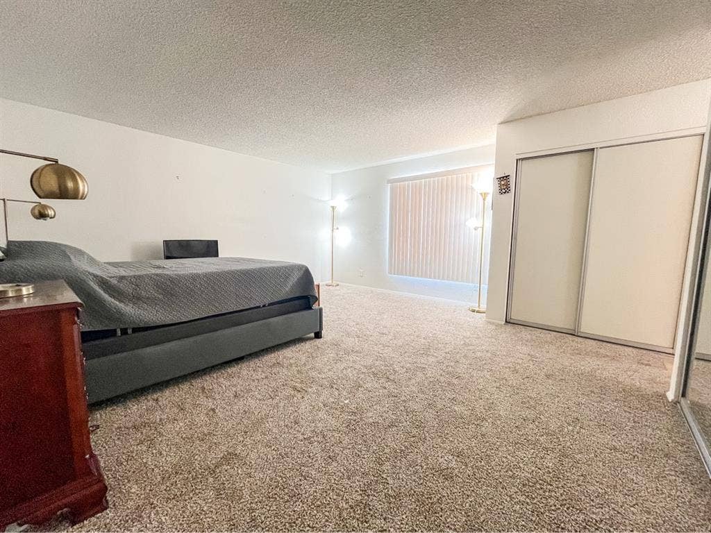 Master bedroom w/ en-suite bath
