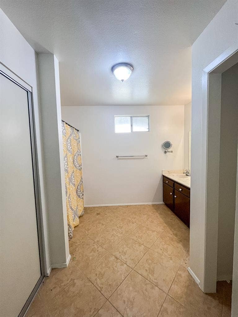 Master bedroom w/ en-suite bath