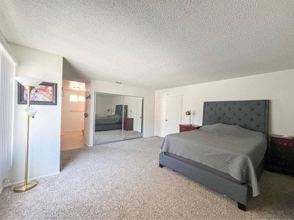 Master bedroom w/ en-suite bath