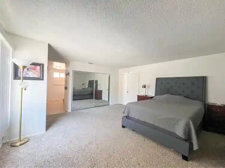 Master bedroom w/ en-suite bath