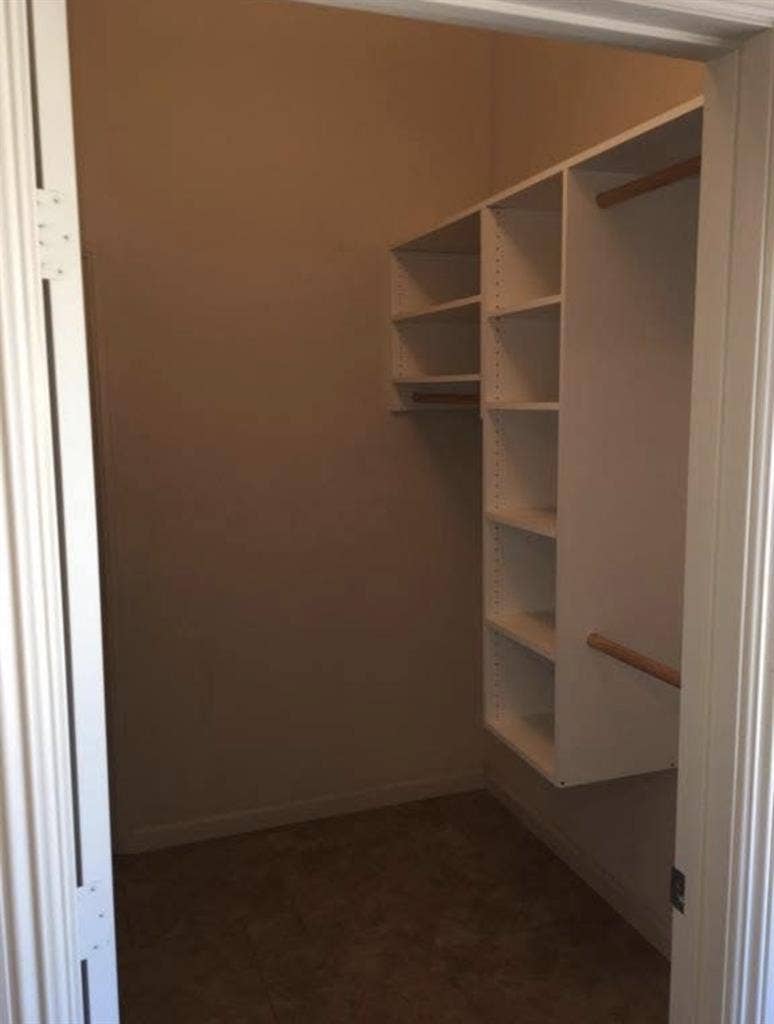 1 bedroom walk in closet own bat