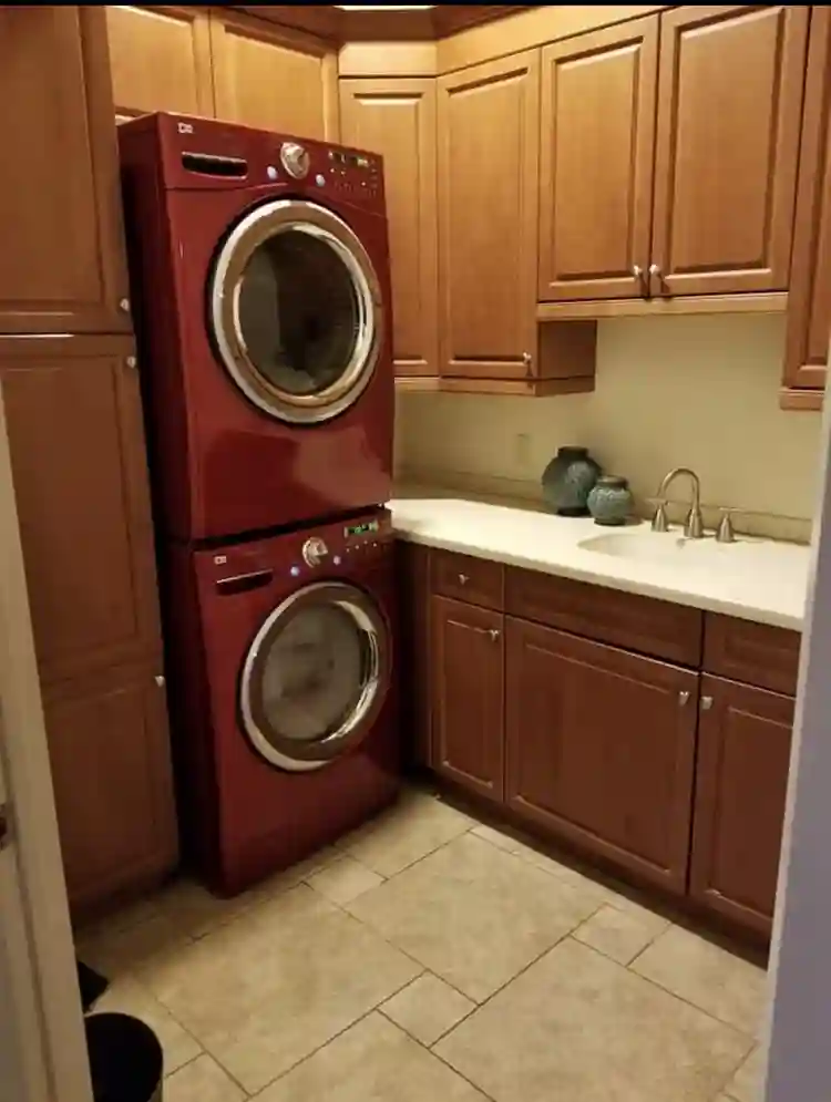 1 bedroom walk in closet own bat