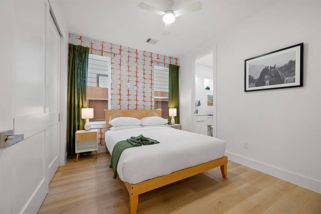 Brand New living rt next to U of H