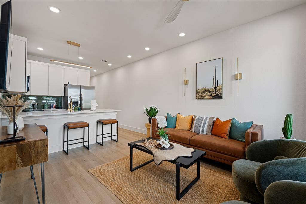 Brand New living rt next to U of H