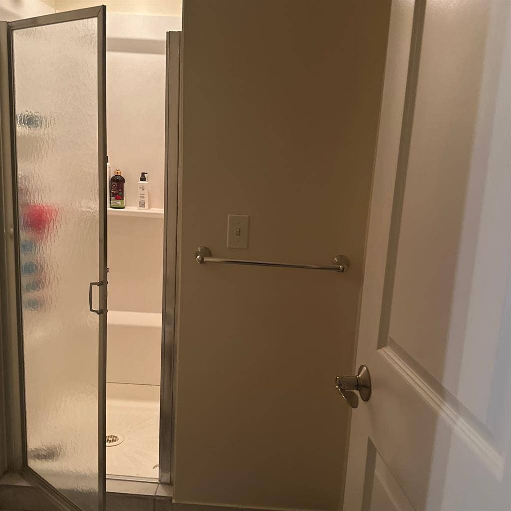 Female room mate needed