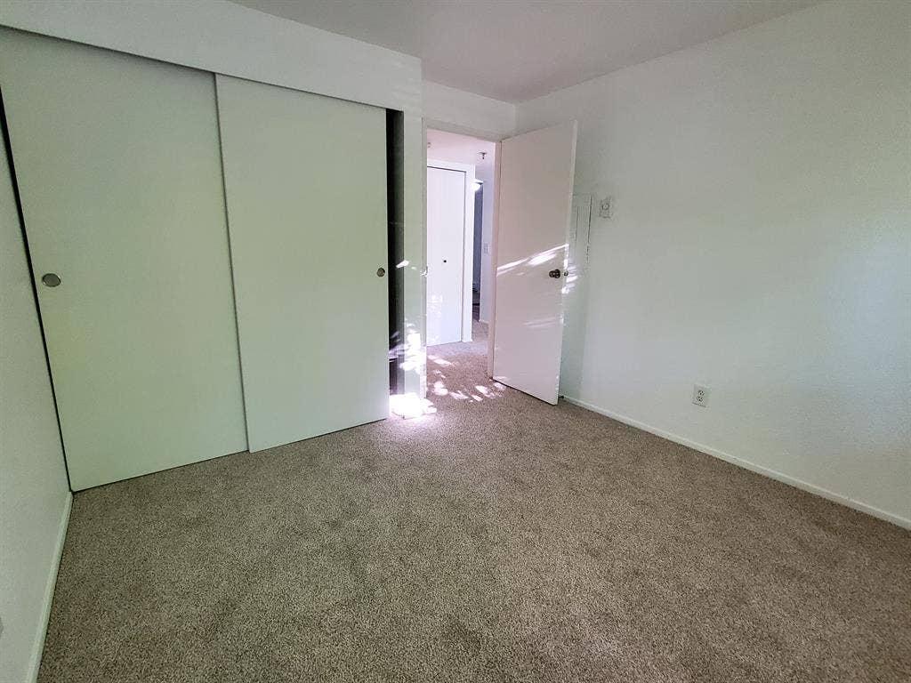 Bedroom $1000 in Kent