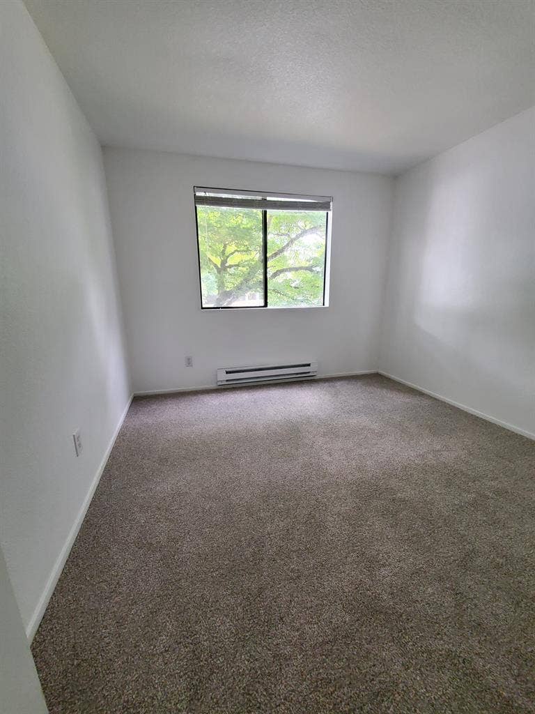 Bedroom $1000 in Kent