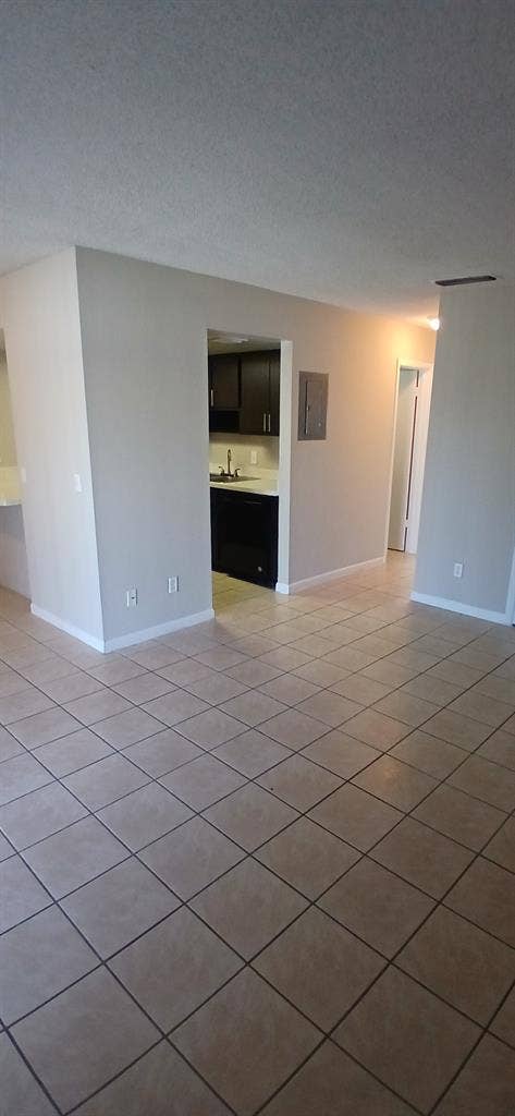 Looking for roommate in Aloma area