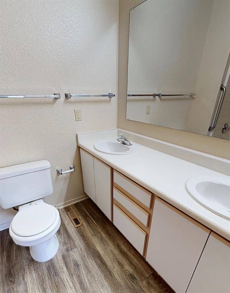 NEED A ROOMMATE 😁