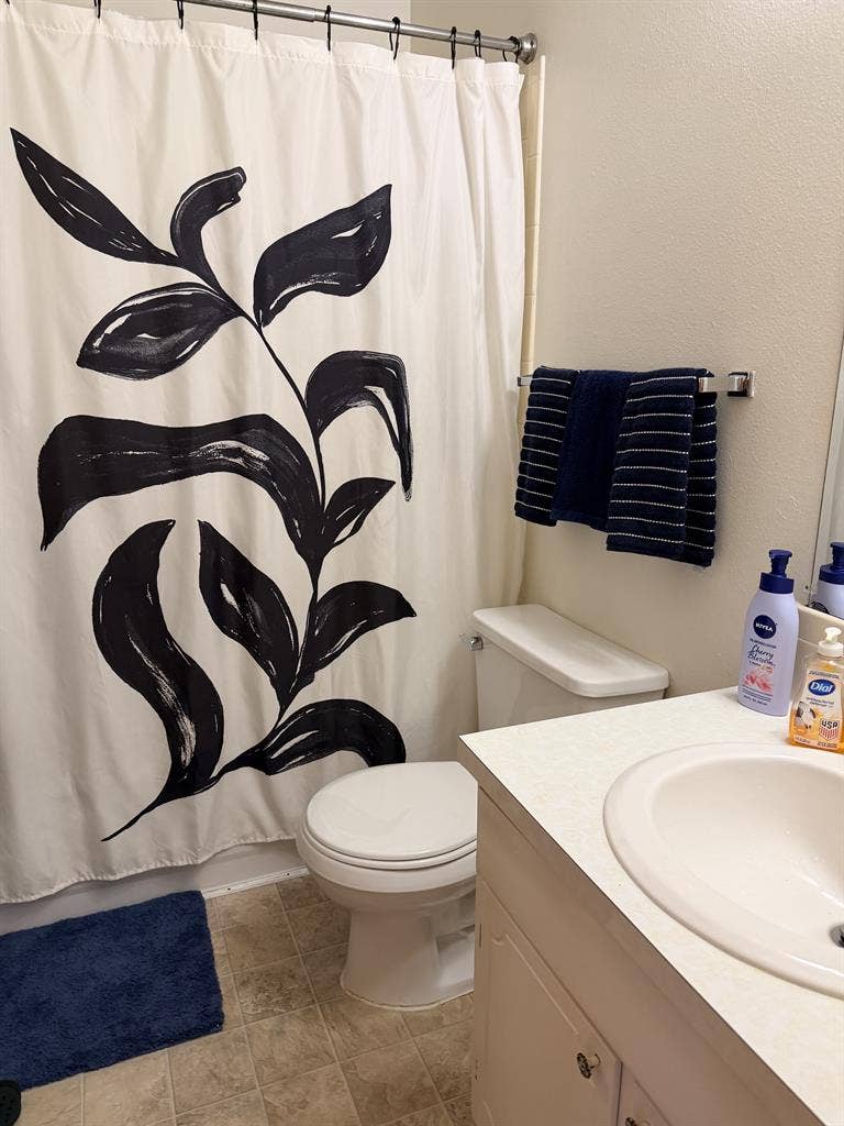 Room w/private bath near Pearl St.