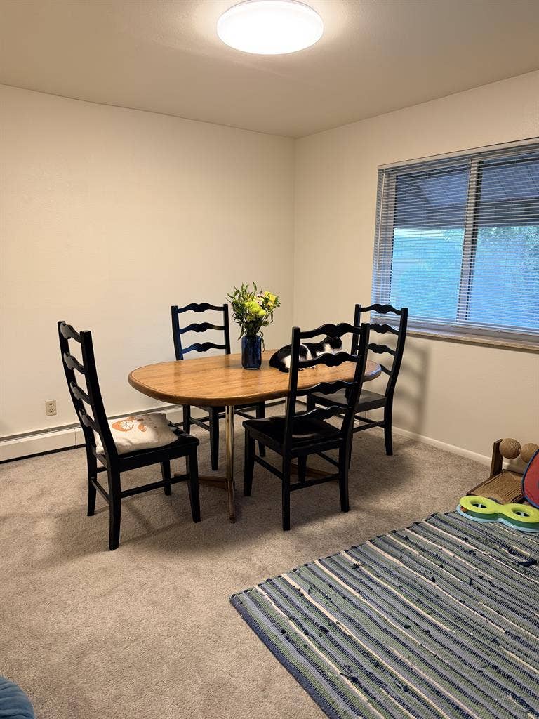 Room w/private bath near Pearl St.